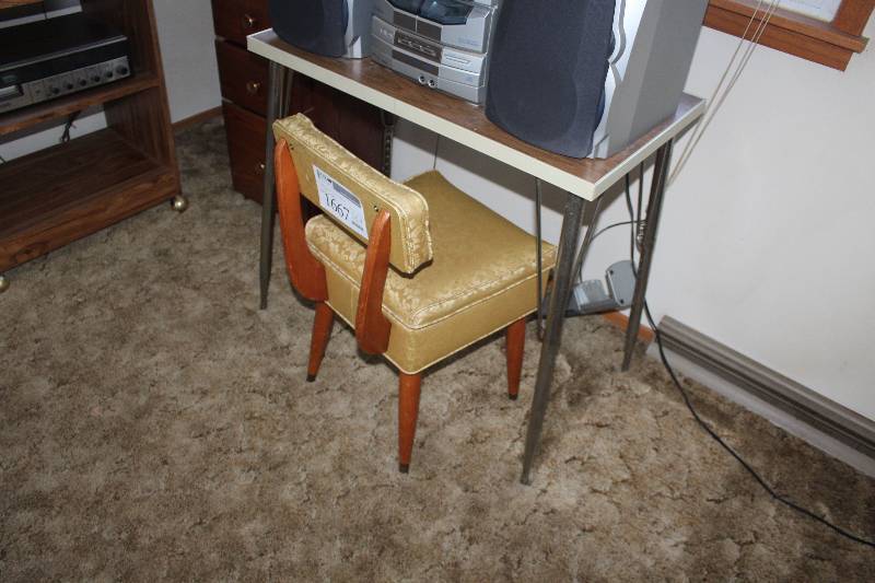 lot 1667 image: Desk & Chair