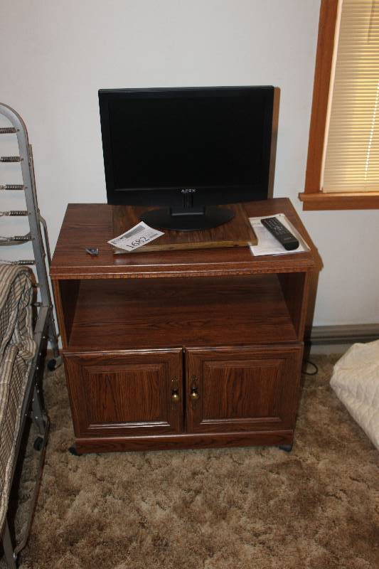 lot 1682 image: 18in. TV & Stand