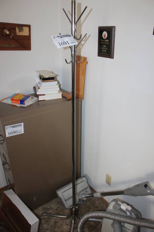 lot 1691 image: Coat Rack