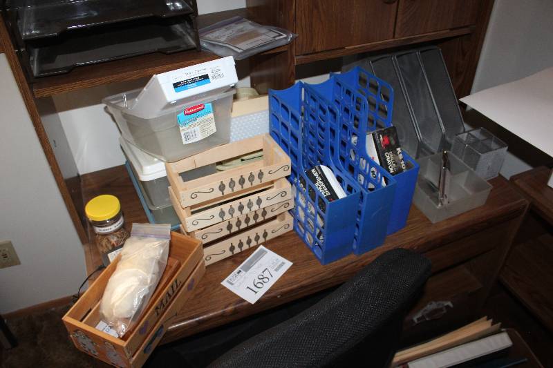 lot 1687 image: Contents of Desk Including Various Organizers, Fellowes Laptop Riser