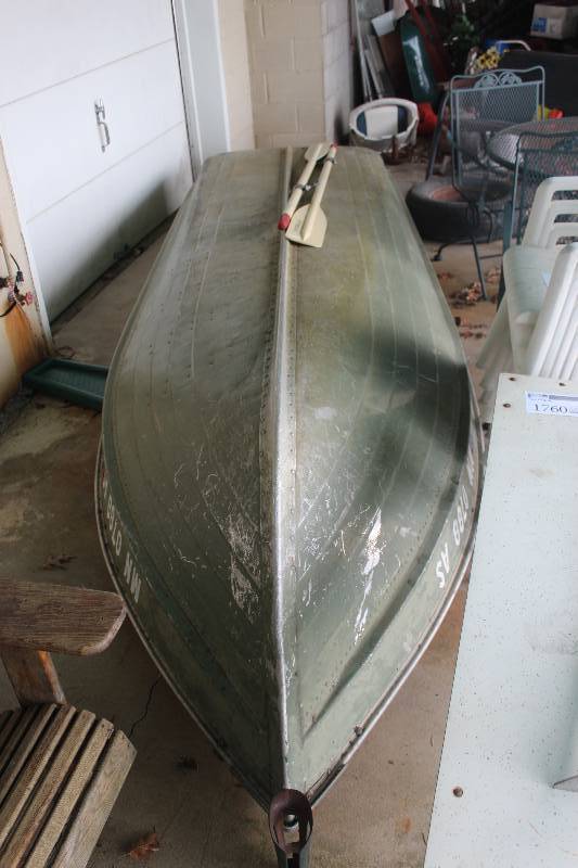 lot 1601 image: 12ft. Row Boat w Oars