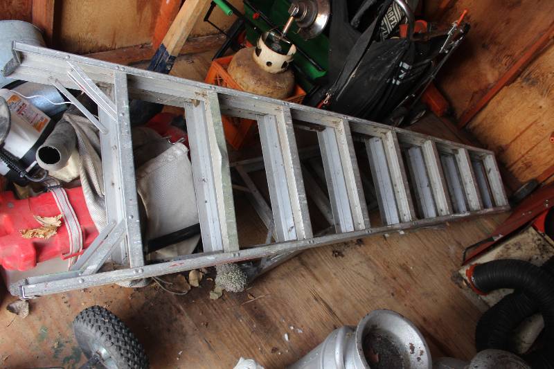 lot 1774 image: 8ft. Aluminum Ladder