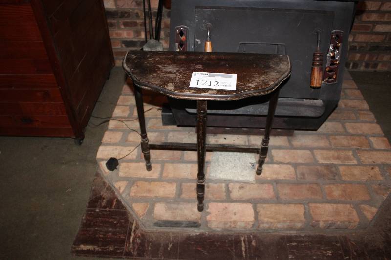 lot 1712 image: Table