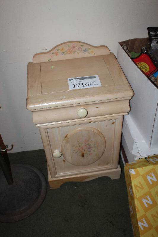 lot 1716 image: End Table