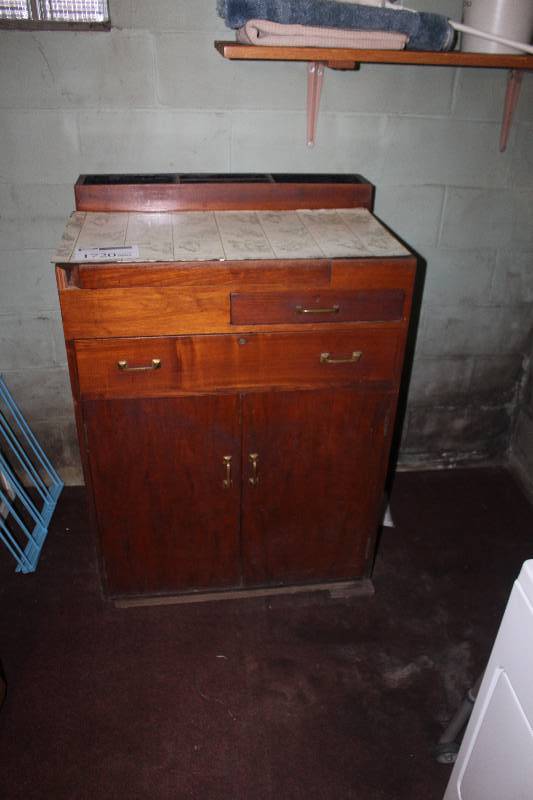 lot 1720 image: Dresser