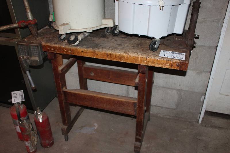 lot 1729 image: Workbench w Clamp