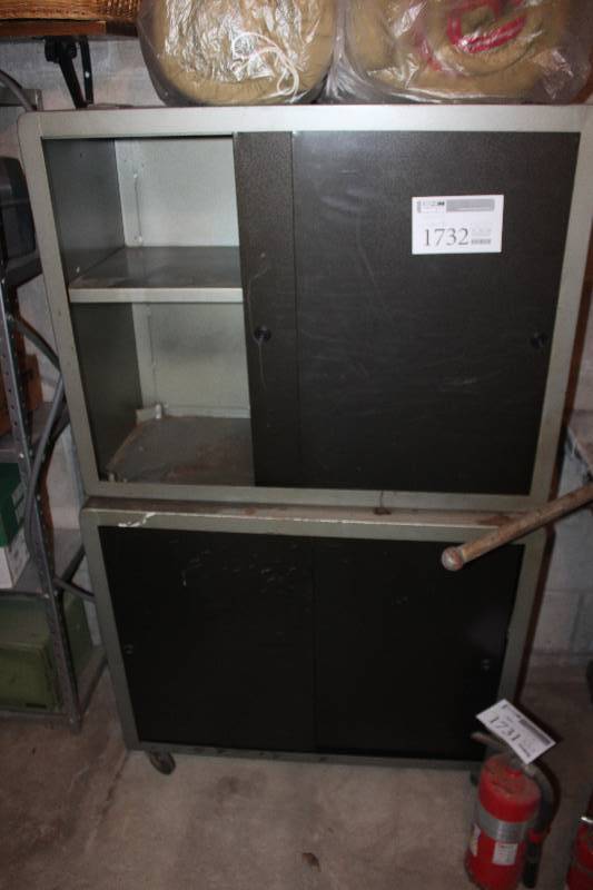 lot 1732 image: Rolling Cabinet