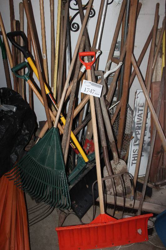 lot 1747 image: Shovels