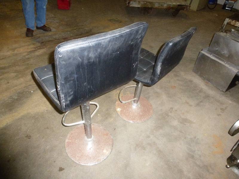 lot 18 image: Mechanical Chairs