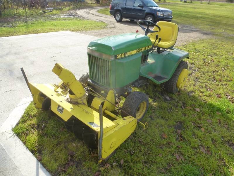 lot 11 image: John Deere 318 Lawn Tractor