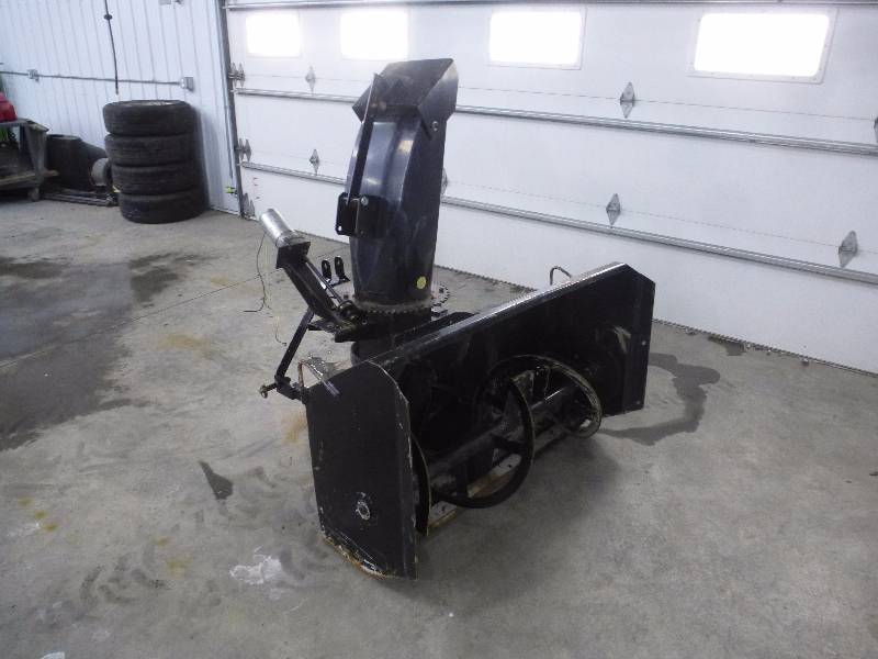 lot 9 image: Loftness Snow Blower