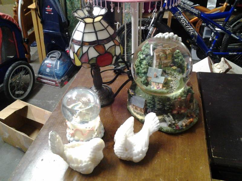 Small Tiffany Style Lamp, Music Boxes, Doves (Collectibles)