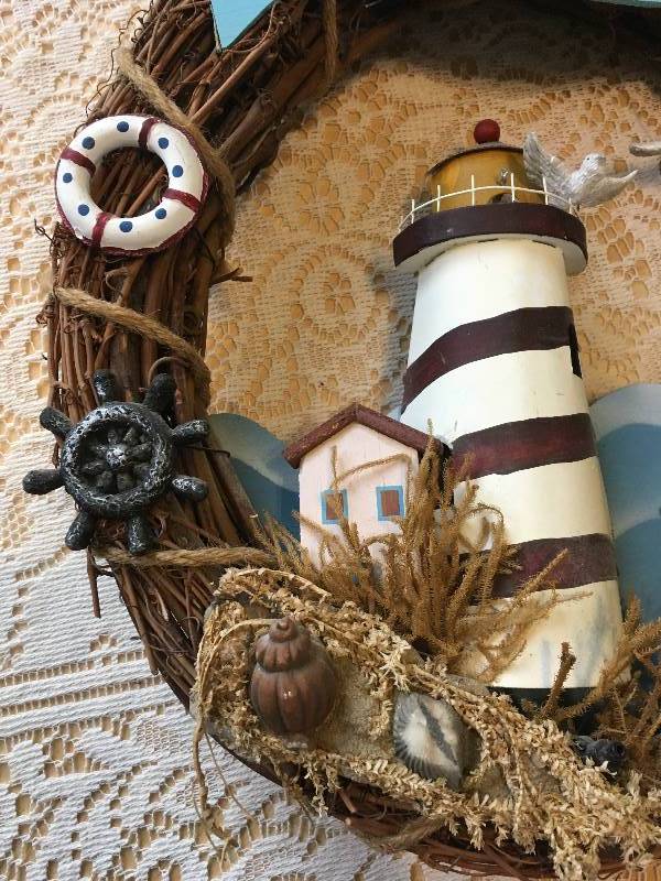 lot 29 image: Lighthouse Wreath