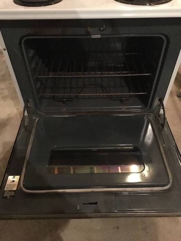 lot 3 image: Electric Kenmore StoveOven