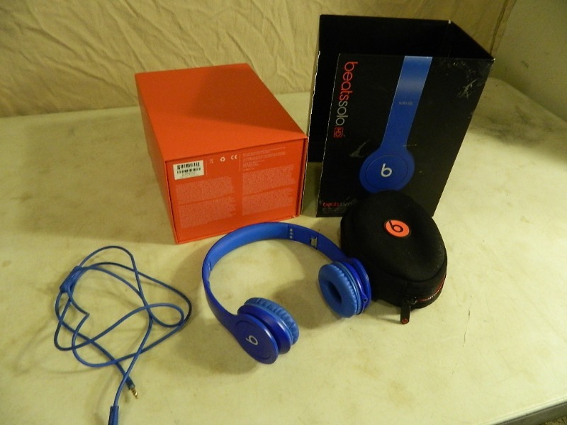 lot 2 image: Beats by Dre Solo HD Headphones