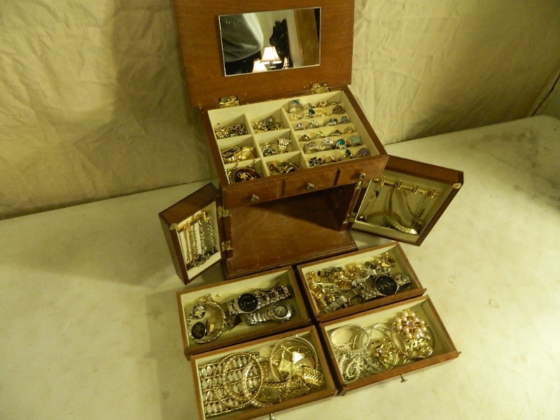 lot 3 image: Jewelry Box Full of Jewelry