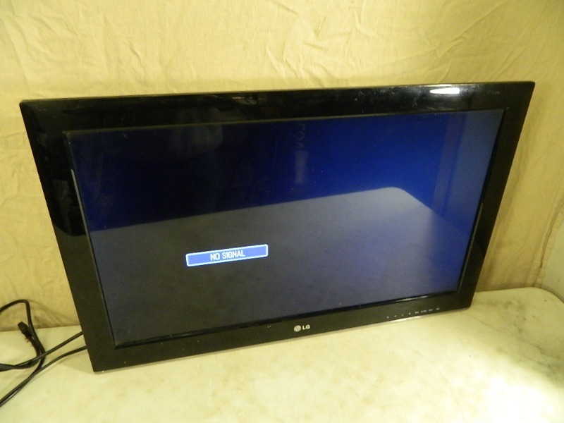 lot 9 image: LG 32 inch Flat Screen TV