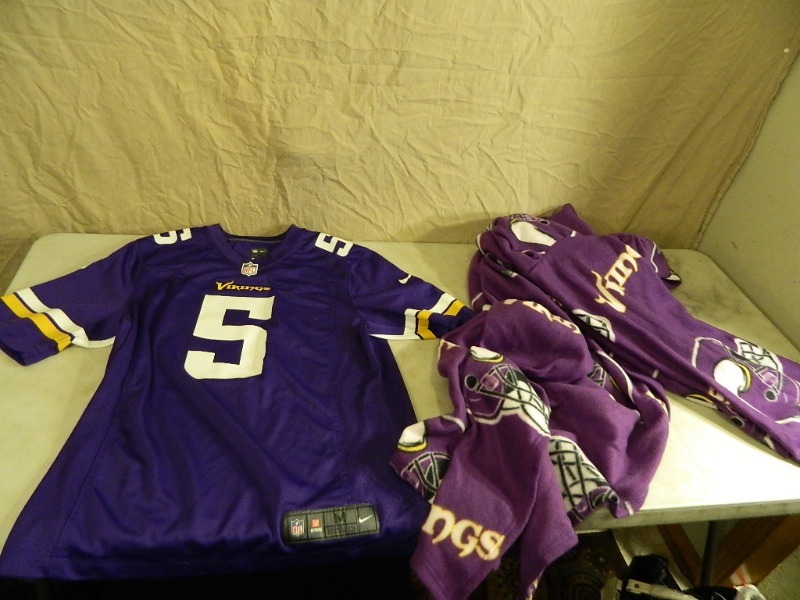 lot 17 image: Minnesota Vikings Jersey and Blanket with Sleeves