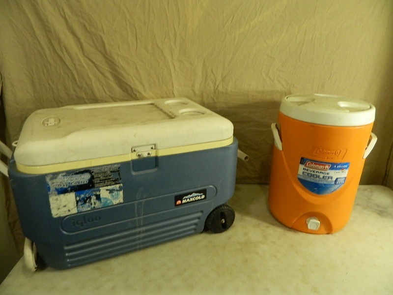 lot 79 image: Igloo Rolling Cooler and Coleman Drink Dispenser
