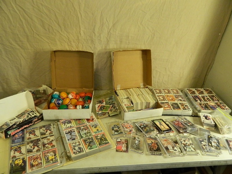 lot 84 image: Large Lot of Collector Sport Cards