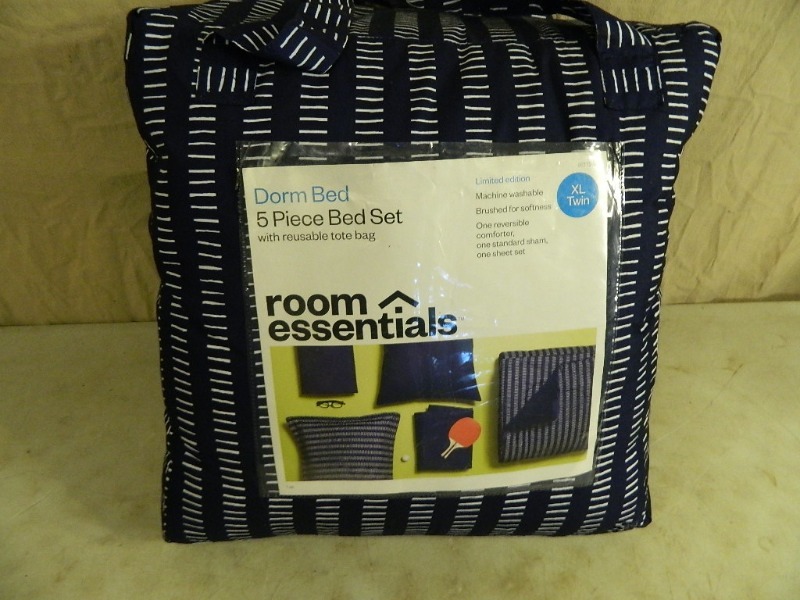 lot 109 image: New 5 Pc Bed Set
