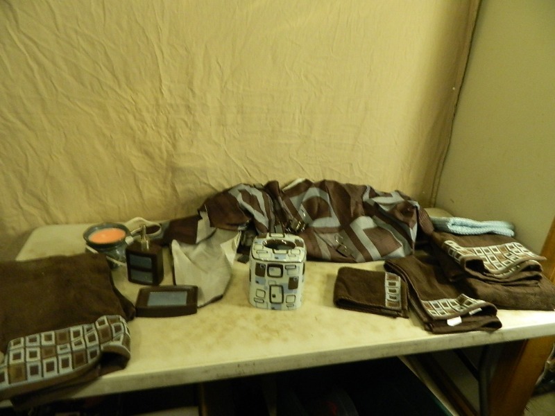 lot 159 image: Bathroom Set