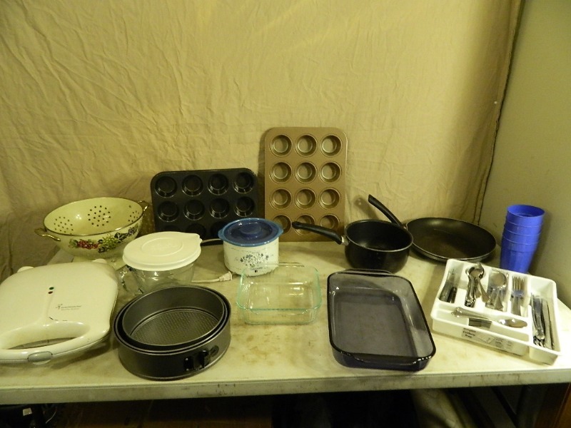lot 162 image: Pampered Chef Mixing Bowl with Lid, Kitchen Items, and More