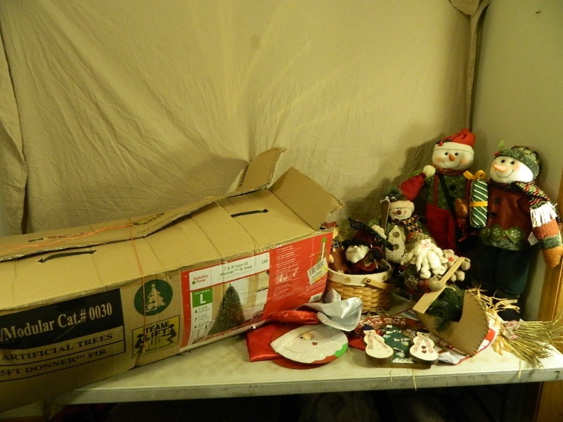 lot 185 image: Holiday Decor