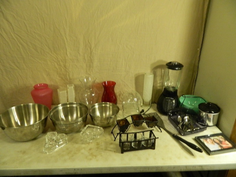 lot 192 image: Kitchen and Decor Items