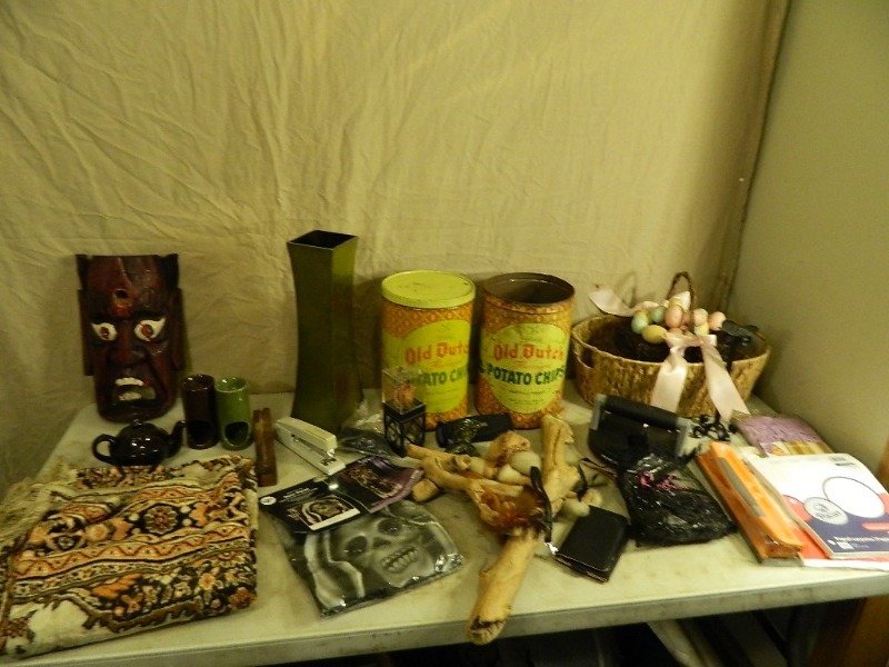 lot 198 image: Collectibles and Decor