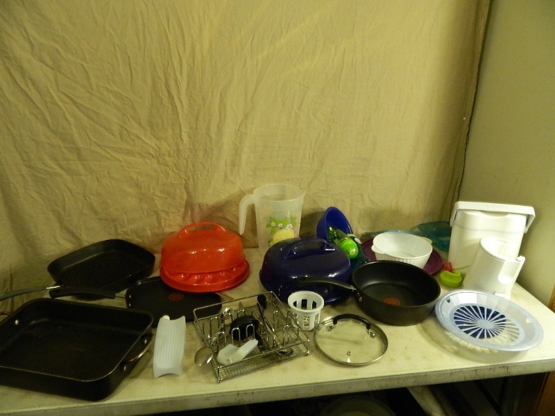 lot 200 image: Kitchen Items