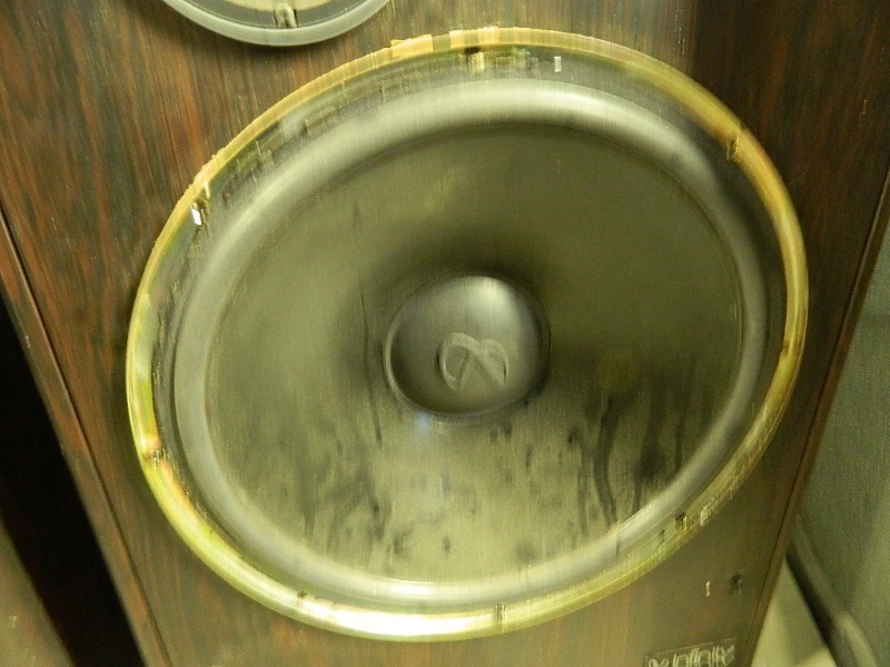 lot 47 image: Infinity Speakers