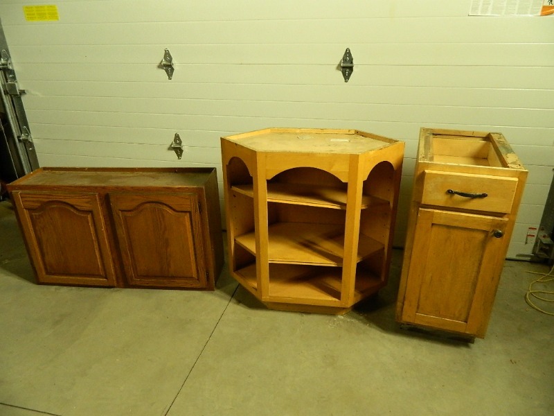 lot 224 image: Kitchen  Shop Cabinets
