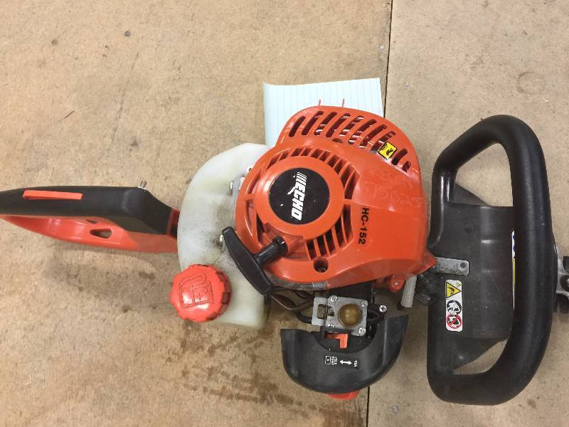 lot 77 image: ECHO 20 in. 21.2cc Gas Hedge Trimmer Model#  HC-152 used in working conditions