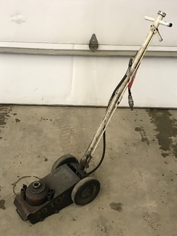 lot 8 image: 22-Ton Pneumatic Truck Jack, Releas...