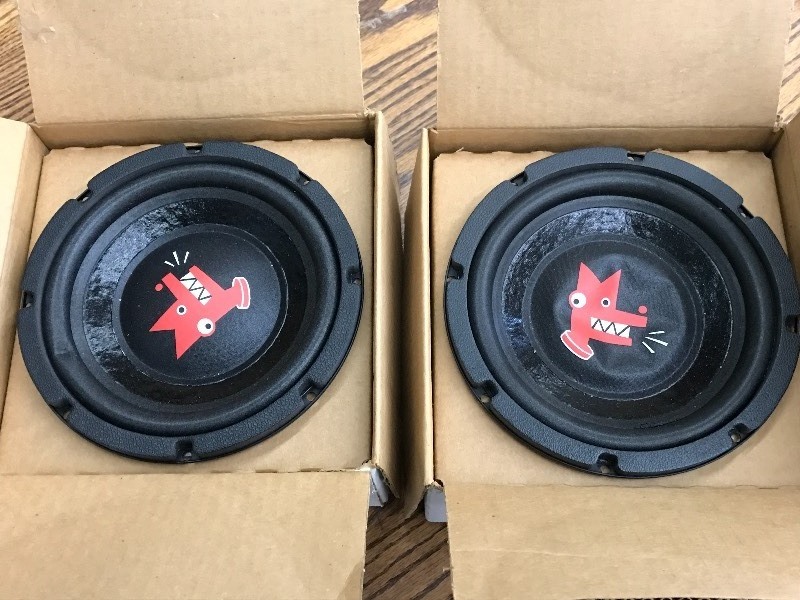 lot 21 image: (2) 6 Stereo Speakers ...