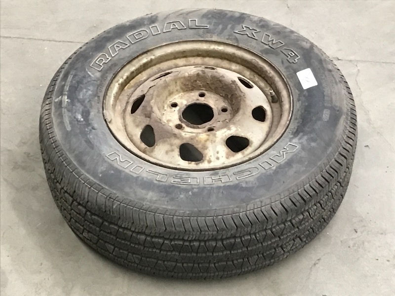 lot 88 image: (1) Michelin P2357015 Tire On 5-L...
