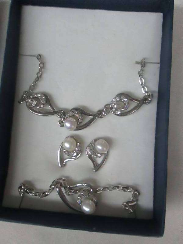 lot 113 image: Pearl & CZ Accent Jewelry Set