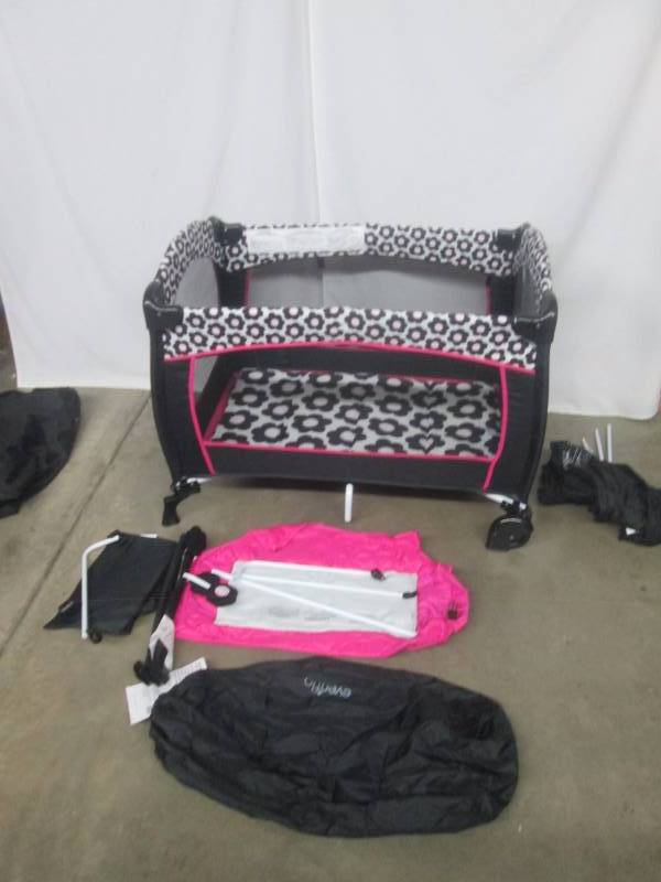 lot 11 image: Evenflo Marianna Portable BabySuite 300 BassinetPlay Yard
