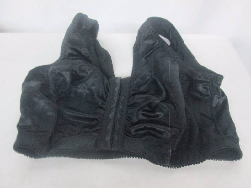 lot 109 image: Glamorise Front-Close Wireless Comfort Leisure Bra