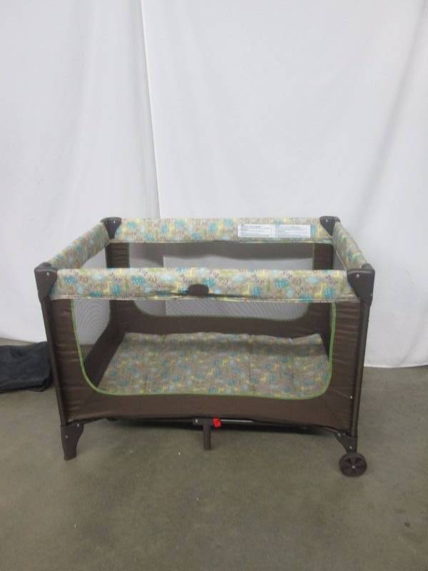lot 10 image: Cosco Funsport Portable Play Yard