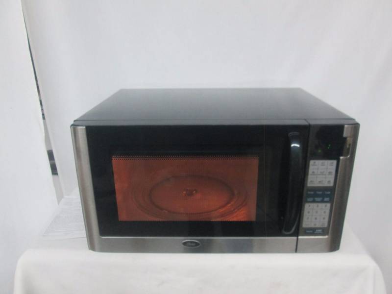lot 114 image: Oster 1.4 cu. ft. 1200-Watt Microwave