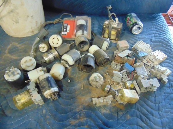 lot 59 image: Lot of Electrical Plugs