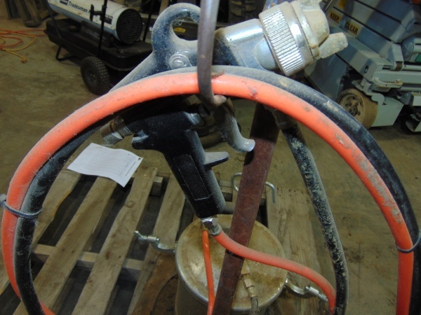lot 37 image: Pressure Pot with Spray Gun For Painting