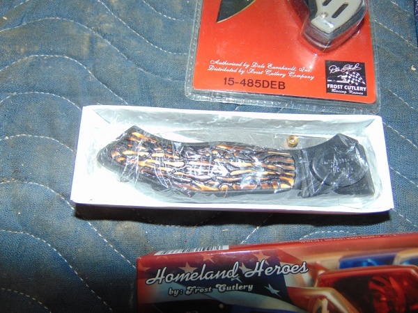 lot 12 image: (6) NIB Pocket Knifes