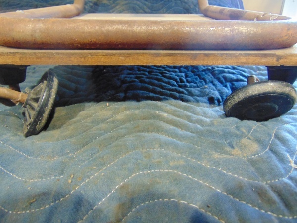 lot 21 image: Jeepers Lo-Boy Work Stool