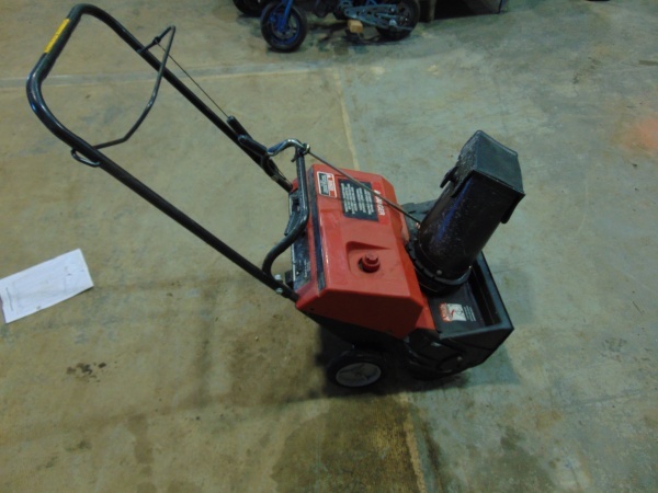 lot 23 image: Snow Blower with Electric Start