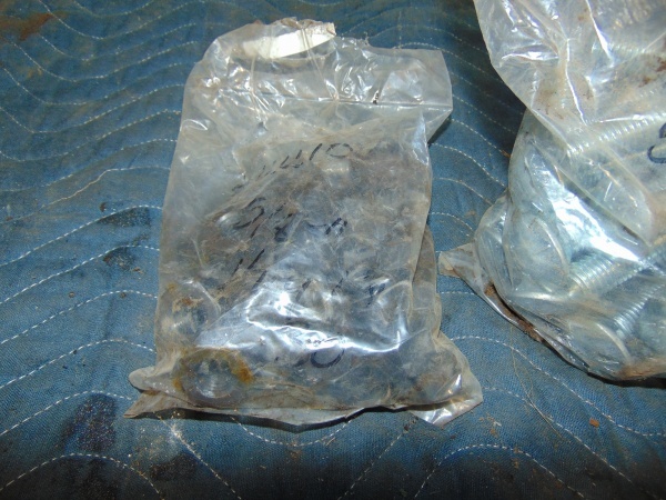lot 111 image: Bag Full of 58 x 4-12 Carriage Bolts With Nuts