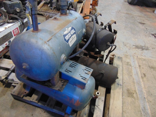 lot 133 image: Lot of Air Tanks