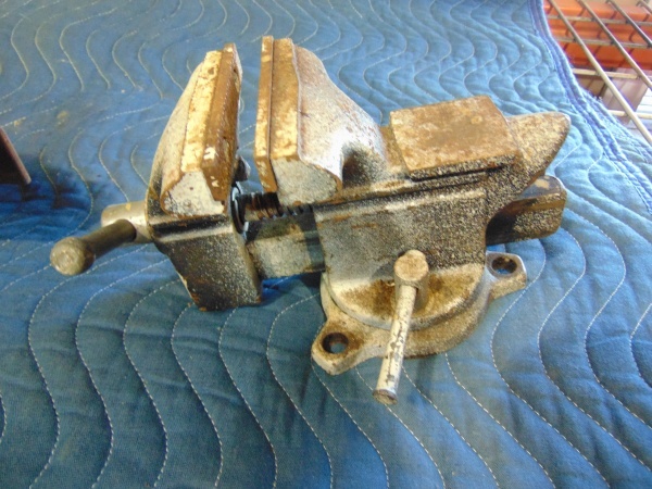 lot 150 image: (2) Bench Vises